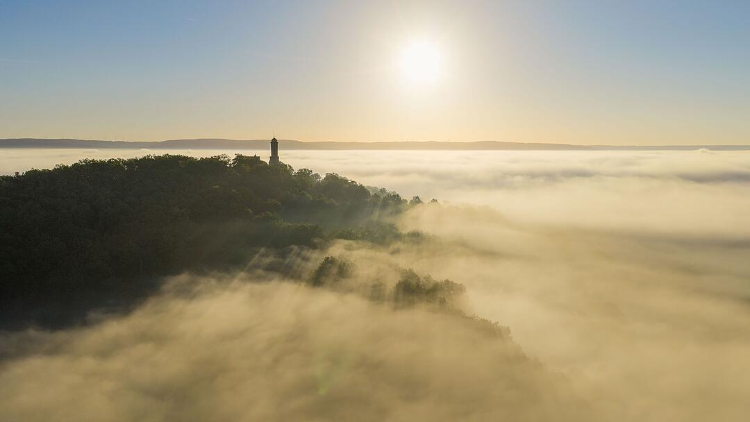 &Uuml;ber den Nebel ragt die Bamberger Altenburg.