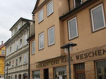 Um diese Häuser geht's: Für die Sanierung der Gebäude Albertsplatz 2 (rechts) und 3 (daneben) gibt es zinsgünstige Darlehen aus einem neuen Sonderprogramm zur Wohnungsbauförderung. Foto: Simone Bastian