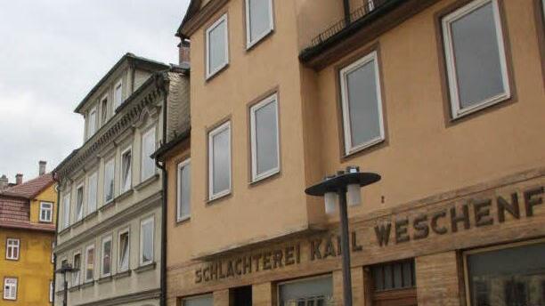 Um diese Häuser geht's: Für die Sanierung der Gebäude Albertsplatz 2 (rechts) und 3 (daneben) gibt es zinsgünstige Darlehen aus einem neuen Sonderprogramm zur Wohnungsbauförderung. Foto: Simone Bastian