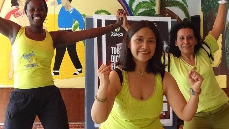 Das Zumba-Team in Ebern (von links): Judith Anyango-Schlaug aus Kenia, Elizabeth Bergmann aus Peru und Linda Wohlfahrt-Ortíz aus Mexiko. "Dank Zumba", sagen die drei, "fühlen wir uns erwachsenen Frauen wieder wie Jugendliche". Foto: Johanna Eckert