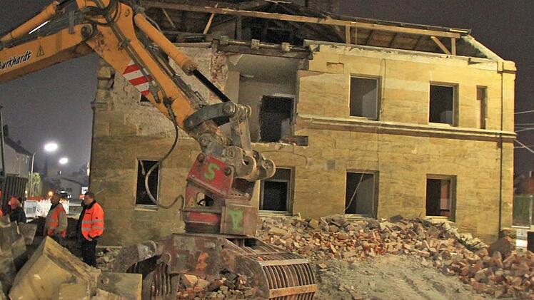 Stein für Stein, aber ganz beharrlich frisst sich der Bagger in das kleine Gebäude der ehemaligen "Eisenbahnerkaserne"...