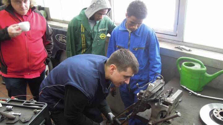 Mekale Tesfamemis (links) und Esseyas Hadush (rechts) schauten den Mitarbeitern von "Auto Strebl" über die Schulter.