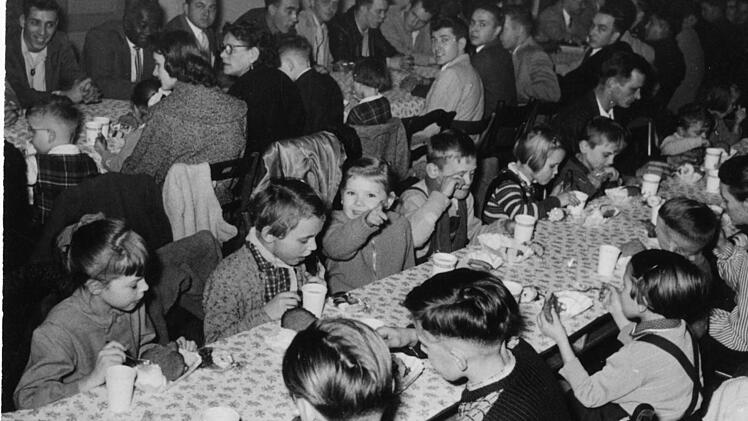 Kinderbescherung der Amerikaner Foto: Emil Bauer