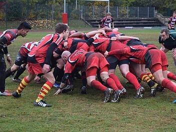 Die Coburger "Wolves" im Gedränge. Seit gut eineinhalb Jahren wird in Coburg - bei wachsender Beliebtheit - Rugby gespielt. Foto: Daniela Pondelicek