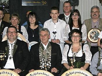 Dier erfolgreichen Teilnehmer bei den Wettbewerben der St.-Anna-Schützen Weilersbach Foto: Heidi Amon