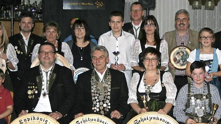 Dier erfolgreichen Teilnehmer bei den Wettbewerben der St.-Anna-Schützen Weilersbach Foto: Heidi Amon