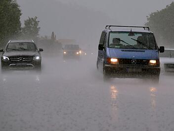 Regen hat am Freitag zu Unfällen in ganz Bayern geführt. Besonders betroffen war Unterfranken: Bei Schweinfurt und Schondra krachte es gleich drei Mal. Symbolbild: Andreas Rosar/dpa
