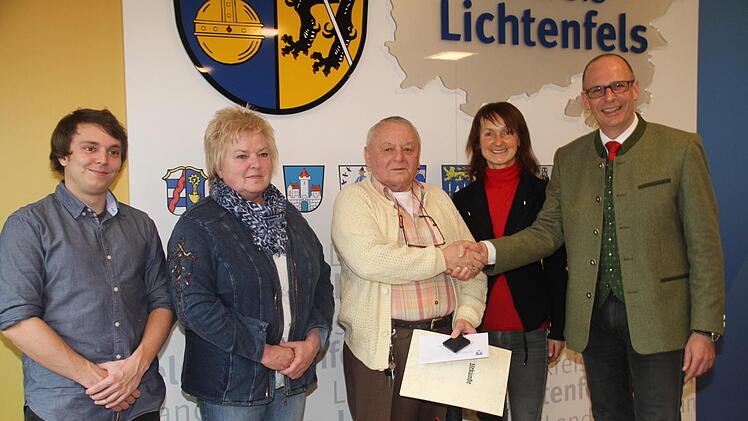 Bei der Aushändigung der Pflegemedaille durch Landrat Christian Meißner (rechts) an Dieter Hasenkämper (Mitte). Mit im Bild sind (v. li.) Benjamin Hasenkämper, Hildegard Schüpferling und Bürgermeisterin Christine Frieß.Foto: Gerda Völk