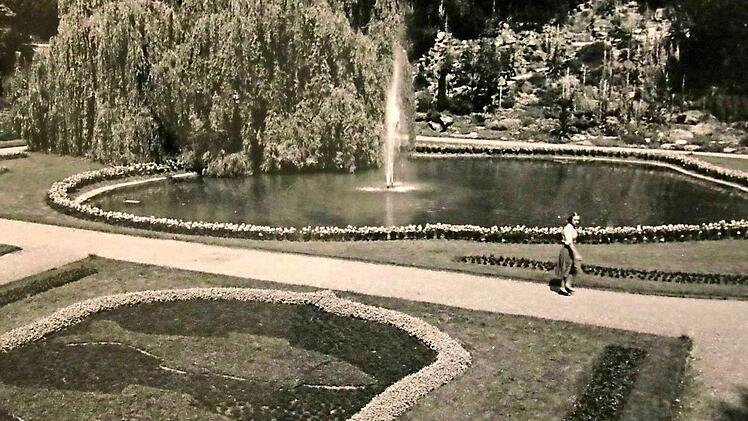 Eine Aufnahme des Stadtparks aus den 1930-er Jahren. Damals zierte ein Stadtwappen aus Blumen die Gartenanlage.  Foto: Stadtachiv