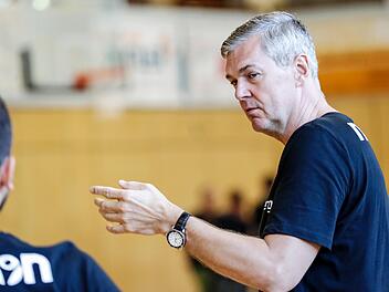 Der Bamberger Trainer Ainars Bagatskis feilt  mit seinem Team in diesen Tagen an der Adriaküste mit seiner Mannschaft am Feinschliff. Foto: Daniel Löb