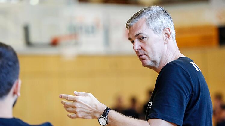 Der Bamberger Trainer Ainars Bagatskis feilt  mit seinem Team in diesen Tagen an der Adriaküste mit seiner Mannschaft am Feinschliff. Foto: Daniel Löb