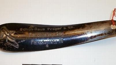 Ein im Depot Pfalz-Museum gelagerter metallener Schuhlöffel des Forchheimer Schuhhauses Prager und Co.