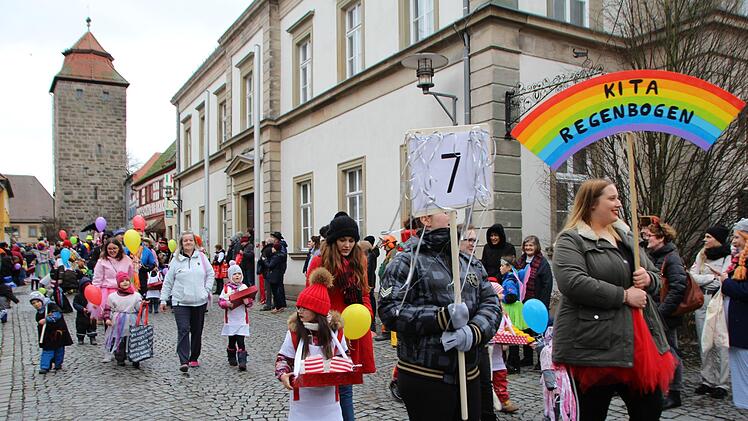 Kinder der Kita Regenbogen verteilten Popcorn.