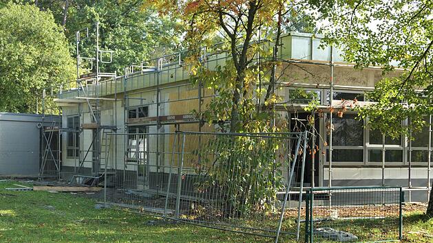 Zwei Anbauten hat der Kindergarten in Ebenhausen bekommen. Der Rohbau steht. Bis zu den Weihnachtsferien soll der Estrich  verlegt sein, hie&szlig; es bei der Jahreshauptversammlung des Aktion Kindergarten Ebenhausen e.V. Das Bild zeigt den neu gebauten Krippentrakt  aus Gartensicht. Foto: Elisabeth Mehn
