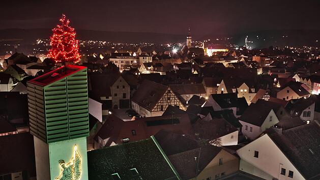 Er leuchtet wieder: Forchheims h&ouml;chster Weihnachtsbaum. Foto: Freiwillige Feuerwehr Forchheim / Dominik N&ouml;gel