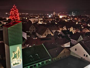 Er leuchtet wieder: Forchheims höchster Weihnachtsbaum. Foto: Freiwillige Feuerwehr Forchheim / Dominik Nögel
