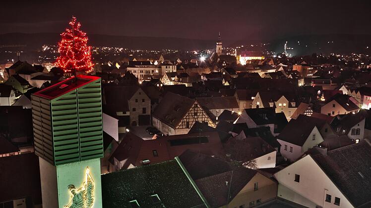 Er leuchtet wieder: Forchheims höchster Weihnachtsbaum. Foto: Freiwillige Feuerwehr Forchheim / Dominik Nögel