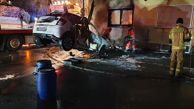 Bei einem Brand in Ha&szlig;furt wurden zwei Fahrzeuge zerst&ouml;rt. Ein Elektroauto musste anschlie&szlig;end von der Feuerwehr geflutet werden, um die Batterien unsch&auml;dlich zu machen.