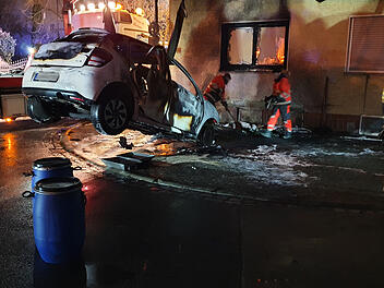 Bei einem Brand in Haßfurt wurden zwei Fahrzeuge zerstört. Ein Elektroauto musste anschließend von der Feuerwehr geflutet werden, um die Batterien unschädlich zu machen.