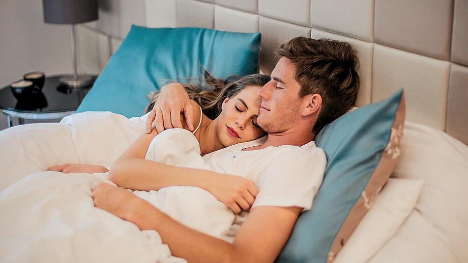 Die Schlafposition gibt Hinweise auf eure Beziehungsdynamik Was sagen ihre Schlafpositionen über Paare aus? Wie schläfst du mit deinem Partner oder deiner Partnerin und was bedeutet es?