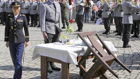 Als Zeichen der Totenehrung stand ein der gedeckter Tisch neben der Ehrenformation der US-Armee im Zentrum der Veranstaltung.