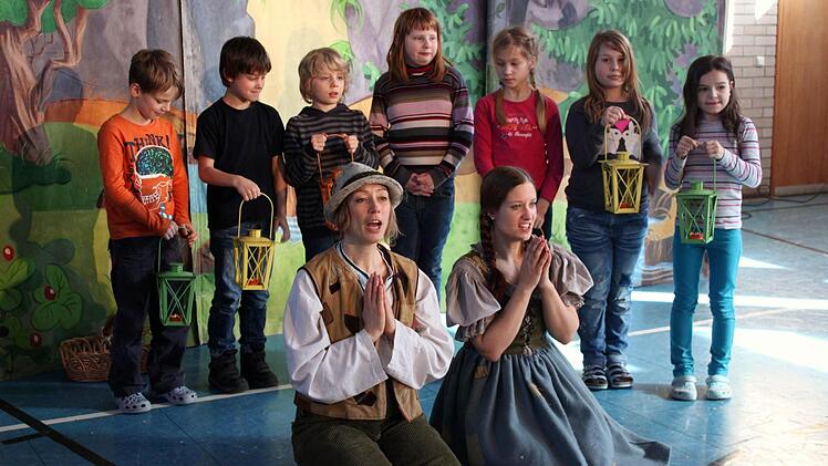 Bevor Hänsel (Claudia Fischer) und Gretel (Angela Mitterhofer) schlafen, beten sie. Die Engelkinder mit ihren Laternen stehen ihnen zur Seite. Von links: Noel Jakob, Timo Dütsch, Johannes Gremer, Katharina Erhardt, Amelie Körner, Kristina Gremer, Betty Kolb.  Fotos: Susanne Deuerling