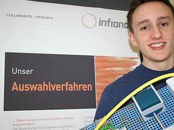 Bereits bei der Forchheimer Ausbildungsmesse im Frühjahr , hier mit Azubi Dominik Schindler, sorgte der neue Name Infiana für Aufmerksamkeit. Foto. Andreas Oswald