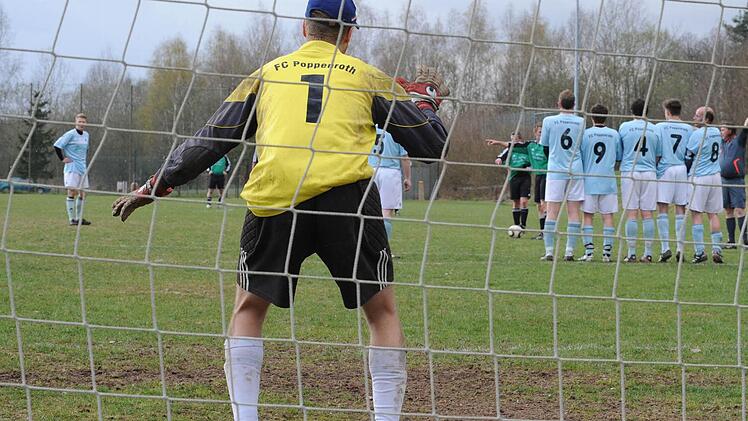 Die Mauer muss dicht sein: Die SG Poppenroth/Lauter II kassiert derzeit zu viele Gegentore. Das gilt auch für den Samstagsgegner Fuchsstadt II. Foto: Archiv/Hopf