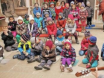Im Kindergarten Maßbach darf eine Integrationskraft eingestellt werden, damit auch behinderte Kinder an allen Aktionen teilnehmen können (im Bild: Generalprobe der Kinder in der evangelischen Kirche Maßbach). Foto: Dieter Britz/Archiv