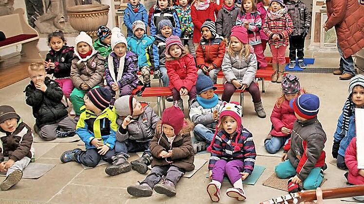 Im Kindergarten Maßbach darf eine Integrationskraft eingestellt werden, damit auch behinderte Kinder an allen Aktionen teilnehmen können (im Bild: Generalprobe der Kinder in der evangelischen Kirche Maßbach). Foto: Dieter Britz/Archiv