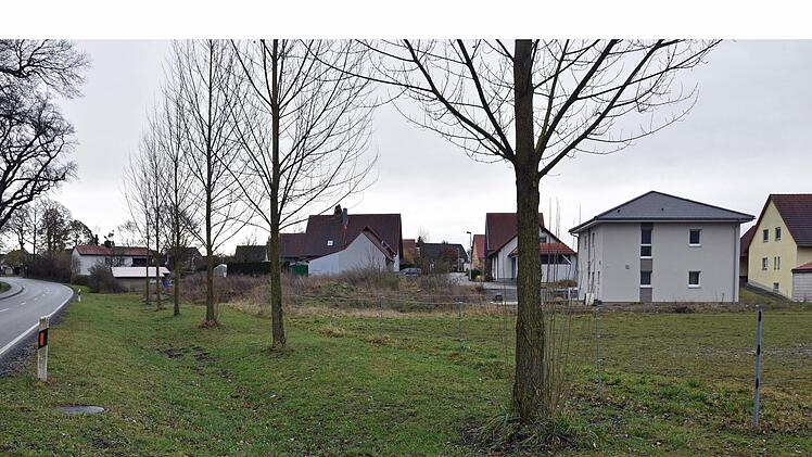 Die Gemeinde Wonfurt möchte im Nordwesten (im Vordergrund) und Nordosten (entlang der Straße) des Baugebiets "Rabenmühle" in Wonfurt aus Lärmschutzgründen einen Erdwall errichten.Langer