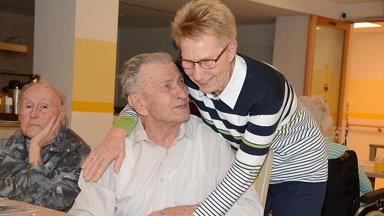 Brigitte Seyß hat einen guten Draht zu allen Bewohnern des Heiner-Stenglein-Senioren- und Pflegeheims. "Brigitte ist die Beste", sagt Erwin Scholz, der sich über jeden ihrer Besuche freut. Foto: Dagmar Besand