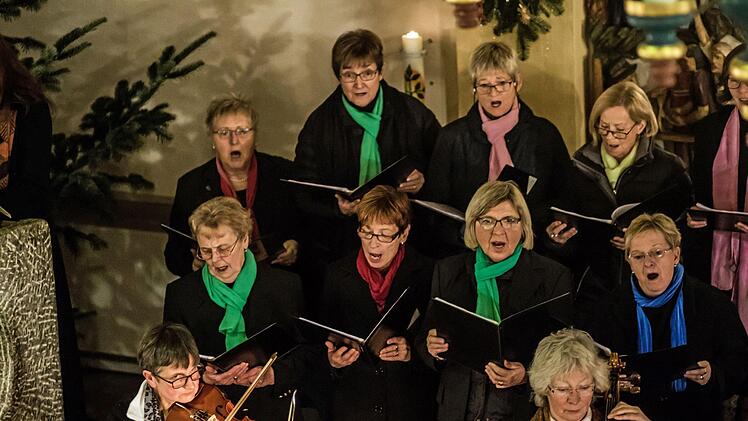 Die Sängervereinigun Bad Rodach und das Collegium musicum Hildburghausen unter der Gesamtleitung von Kirchenmusikdirektor Torsten Sterzik gestalteten ein Konzert in der Kirche St. Salvator in Untersiemau.Foto Jochen Berger