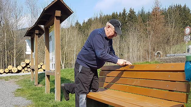 Die Sitzbank am Wanderparkplatz Leutnitztal hat neue Latten erhalten. Michael F&ouml;rner fixiert noch die letzten Schrauben. Foto: J&uuml;rgen Schlee
