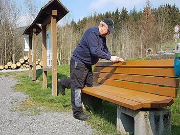 Die Sitzbank am Wanderparkplatz Leutnitztal hat neue Latten erhalten. Michael F&ouml;rner fixiert noch die letzten Schrauben. Foto: J&uuml;rgen Schlee