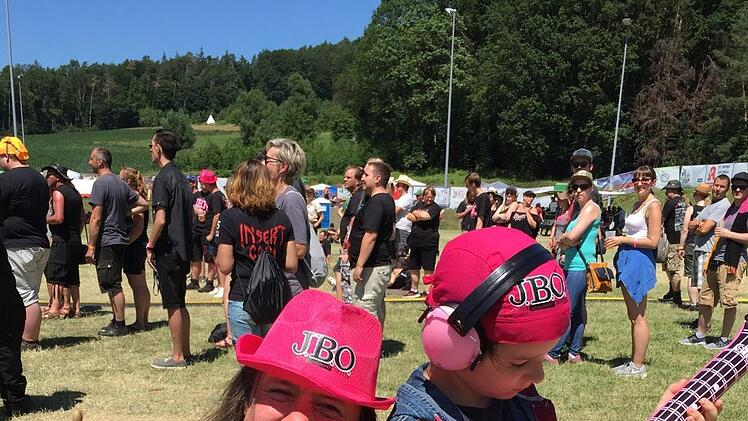 Auch die jungen Fans der "Rosa-Armee-Fraktion" stehen schon in den Startlöchern und broben bereits mit den aufblasbaren Gitarren