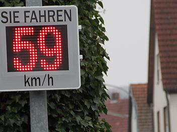 Bei der Bürgerversammlung in Langendorf sprachen die Einwohner zu schnell fahrende Autos an. Die Kommune möchte nun reagieren. Symbolbild: Archiv: Heike Beudert
