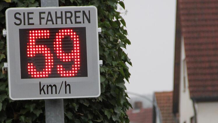 Bei der Bürgerversammlung in Langendorf sprachen die Einwohner zu schnell fahrende Autos an. Die Kommune möchte nun reagieren. Symbolbild: Archiv: Heike Beudert