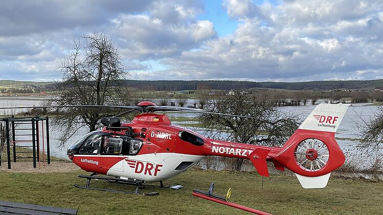 Höchstadt an der Aisch: Feuerwehr und Hubschrauber retten Verletzten von Dach