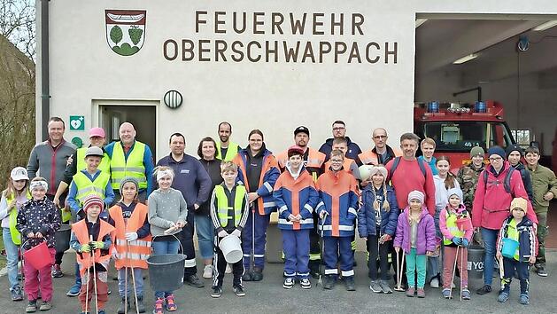 Schon vor dem offiziellen Sammelstart stellten sich die Helferinnen und Helfer aus Oberschwappach zum Gruppenfoto.