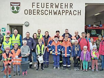 Schon vor dem offiziellen Sammelstart stellten sich die Helferinnen und Helfer aus Oberschwappach zum Gruppenfoto.