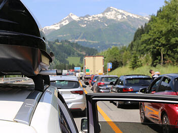 Gotthard-Tunnel Stau Schweiz Transitgeb&uuml;hr Vignette Italien-Urlaub Alpenroute Durchgangsverkehr Sommerferien G&ouml;schenen Erstfeld Verkehrschaos Autobahn Maut Urlauber Deutschland Nationalrat St&auml;nderat Durchfahrtsabgabe Verkehrs&uuml;berlastung Reiseverkehr Ferienzeit Alpenquerung Nord-S&uuml;d-Route Gotthard-Route San-BernardinoVerkehrsdichte Hauptreisezeit Pfingsten Ostern Urlaubsverkehr Transitverkehr