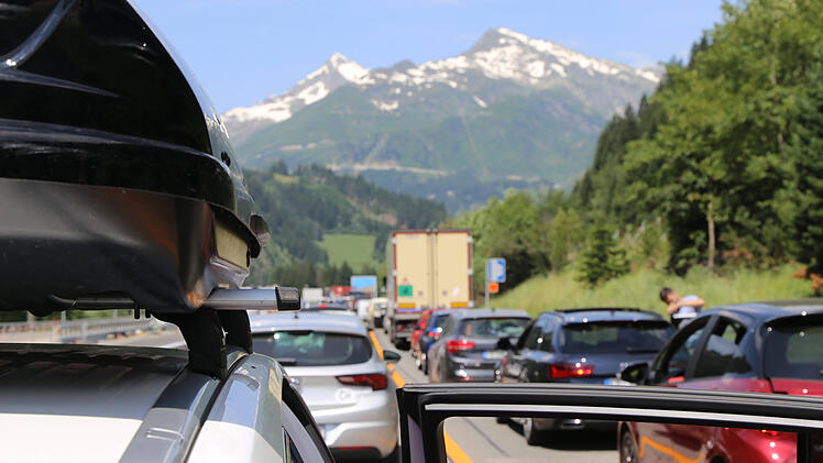 Gotthard-Tunnel Stau Schweiz Transitgeb&uuml;hr Vignette Italien-Urlaub Alpenroute Durchgangsverkehr Sommerferien G&ouml;schenen Erstfeld Verkehrschaos Autobahn Maut Urlauber Deutschland Nationalrat St&auml;nderat Durchfahrtsabgabe Verkehrs&uuml;berlastung Reiseverkehr Ferienzeit Alpenquerung Nord-S&uuml;d-Route Gotthard-Route San-BernardinoVerkehrsdichte Hauptreisezeit Pfingsten Ostern Urlaubsverkehr Transitverkehr
