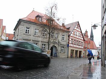 An das Schritt-Tempo auf Höhe des Gasthauses Blaue Glocke hält sich so gut wie kein Autofahrer. Foto: Ekkehard Roepert