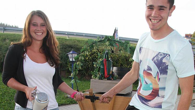 Carolin Gareis und Philipp Schuster ziehen den Kerwawagen und freuen sich auch in diesem Jahr wieder über Spenden. Foto: Sonja Adam