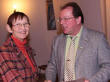 Auszeichnung: Thomas Hammelmann ehrt Monika Grim.  Foto: D. Britz