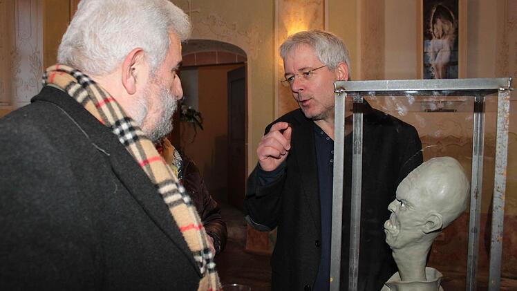 Fachsimpeln über die Kunst: Walter Martin (links) und Michael Scholl vor der Skulptur "Karl-Heinz".  Fotos: Roland Mayer