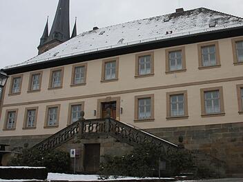 Das Pfarrhaus in Altenkunstadt wird umgebaut. Im Zuge der Maßnahme wird eine öffentliche Toilette errichtet. Die Kosten belaufen sich auf 140000 Euro. Die Gemeinde Altenkunstadt beteiligt sich daran mit 100000 Euro.  Foto: Stephan Stöckel