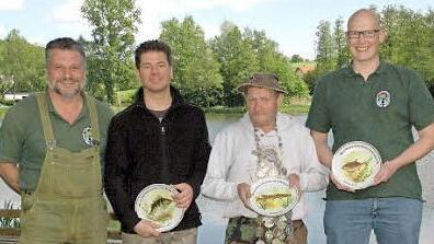 Beim Königsfischen des Bezirksfischereivereins Coburg konnte der Zweite Vorsitzende Stefan Roß (links) Harald Baumann (Dritter von links) als Fischerkönig, Stefan Schelhorn (Zweiter von links) als 1. Ritter und Harald Saffer (rechts) als 2. Ritter auszeichnen.  Foto: Edwin Meißinger