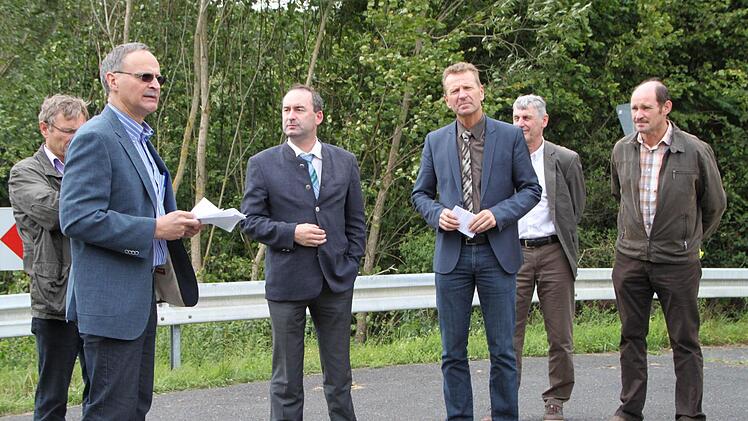 Roland Limpert (von links) erklärt den Landtagsabgeordneten Hubert Aiwanger und Günther Felbinger die Situation mit der Sinntalbahn. Im Hintergrund stehen die Kreisräte Jürgen Pfister und Dieter Muth.